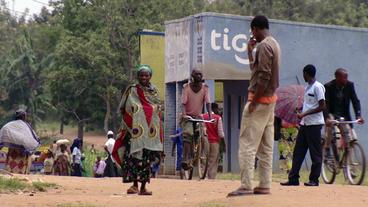 Bewohner des Dorfes Mbyo auf der Straße.