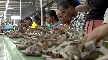 In Äthopien lässt eine chinesische Firma Schuhe anfertigen.