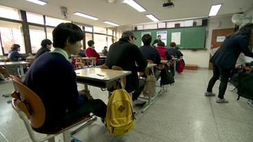 Bild: NDR Schüler in Südkorea in einem Klassenraum
