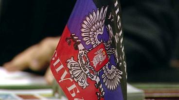 Die Flagge Neurusslands auf einem Tisch.
