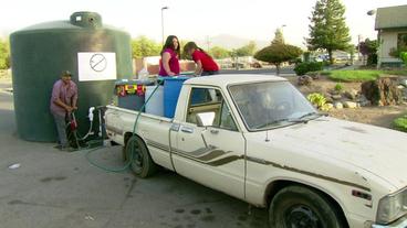 Familie Beltrán holt Wasser von einer öffentlichen Pumpstation.