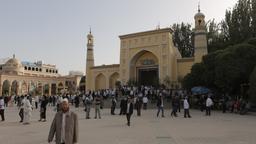 In dieser Moschee in Kashgar hatte das Team einen Termin mit dem Imam. Für den ein sehr schwieriger Termin. Denn acht Überwacher schreiben alles mit. Und so verwundert es nicht, dass er das Miteinander der ethnischen Gruppen beschwört.   