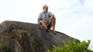 Dave Glasheen sitzt auf einem Fels auf der Insel Restauration Island in Australien.