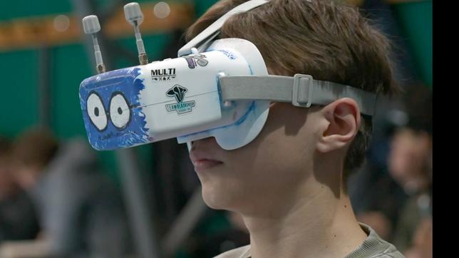 Ein Junge trägt eine VR-Brille