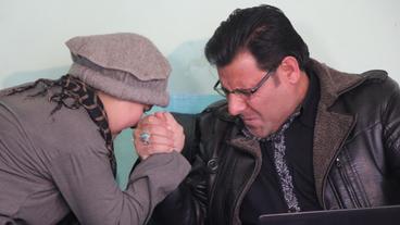 Bild: Philipp Abresch Fatima beim Armdrücken mit ihrem Vater.