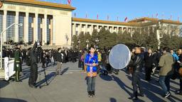 Chinesische Reporter bei der Arbeit vor dem Volkskongress