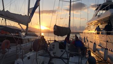 Bild: NDR/Ellen Trapp Yachten im Sonnenuntergang.