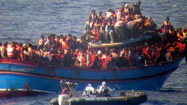 Flüchtlinge auf einem Boot vor Italien.