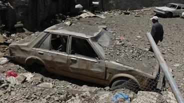 Von Luftangriffen zerstörtes Auto im Jemen.