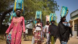 Frauen transportieren Säcke in Yola