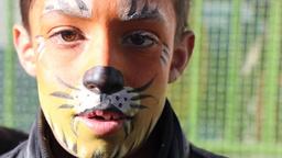 Farwaz ist 12 Jahre alt. Er hat sich am Schminkstand ein Tigergesicht gewünscht. Unerschrocken wie ein Tiger wär er gerne, aber die allgegenwärtige Gefahr von Anschlägen macht ihm oft große Angst. 