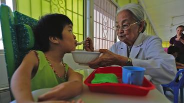 Ein Kind wird von Dr. Ta Thi Chung versorgt.