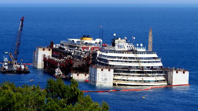 Das aufgerichtete Wrack der "Costa Concordia"