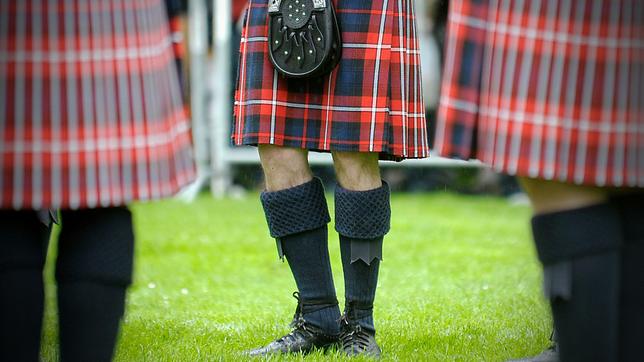 Bild: dpa Schotten im typischen Kilt