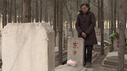 Die Mutter des getöteten Studenten, Wu Jue, am Grab ihres Sohnes
