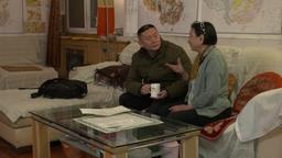 Der Soldat Zhang Shijun im Gespräch mit der Mutter des getöteten Soldaten, Wu Jue.