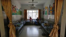 Krankenschwester mit Opfern von Agent Orange in einem Krankenhaus in Saigon