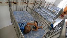 Kleinkind im Bettchen des Krankenhauses von Saigon