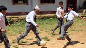 Heute will er allen zeigen, dass Geld keine Rolle spielt. Beim Fußball mit den Klassenkameraden schont er sich nicht. Das Beste, was er in der Schule gelernt hat: Ein Kind sein.