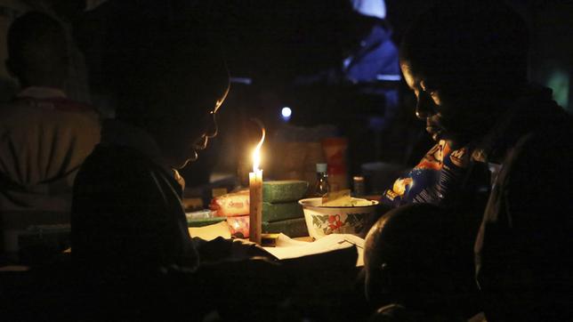 Simbabwe: Hausaufgaben bei Kerzenlicht