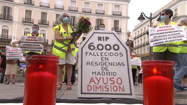 Demonstranten mit Blumen, ewigen Lichtern und Plakaten in Madrid