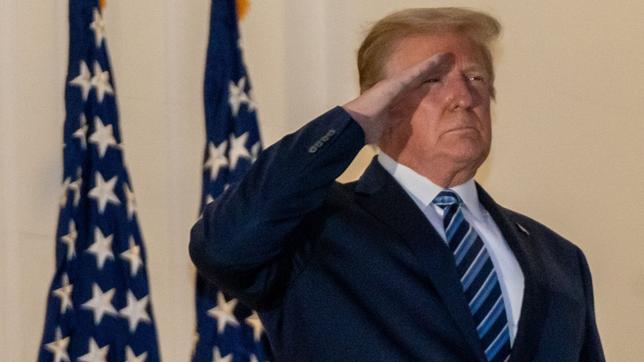 US-Präsident Donald Trump salutiert vor Flaggen.