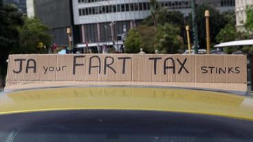 Protest-Schild bezüglich der Emissions-Steuer 