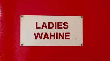 Zweisprachiges Schild: Ladies - Wahine 