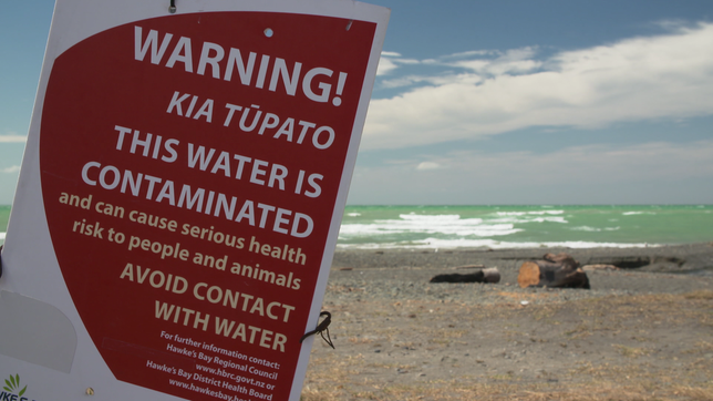 Schild am Strand mit Warnung vor schlechter Wasserqualität