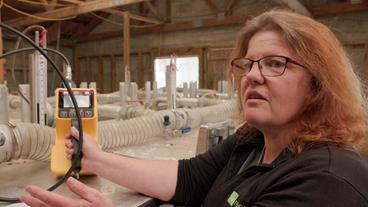 Bild: SWR Wissenschaftlerin Suzanne Rowe mit Messgerät