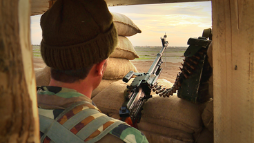 Bild: SWR Soldat mit Gewehr hinter Sandsäcken