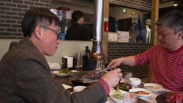 Jeong Sung-san  mit Travis Seoung an Tisch in Restaurant