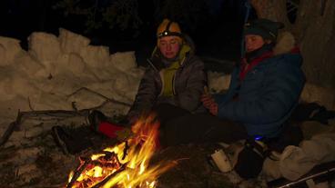 Bild: SWR Guro und Kesia am Lagerfeuer