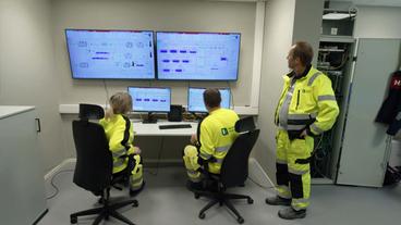 Bild: SWR Mitarbeiter von Zementwerk vor Monitoren