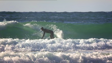 Surfer reitet auf Wellen