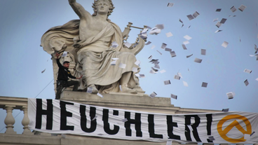 Flugblattaktion und Banner der Identitären-Bewegung auf dem Dach des Wiener Burgtheater
