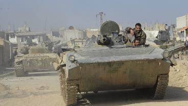 Bild: dpa Ost-Ghouta: syrische Regierungstruppen während eines Gefechts mit Rebellen