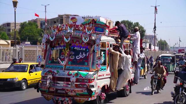 Pakistan: In Pakistan werden Frauen in öffentlichen Verkehrsmitteln immer wieder sexuell belästigt.