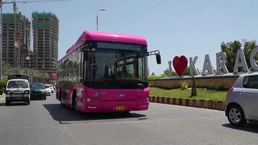 Pakistan: Jetzt gibt es in Karatschi die "Pinke Buslinie", nur für  Frauen.