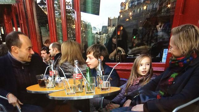 Bild: Das Erste Die Pariser Familie Lustin Lecore, fragt sich, wie sie die Situation ihren Kindern erklären soll.