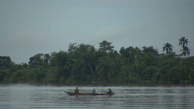 Kleines Boot auf dem Amazonas