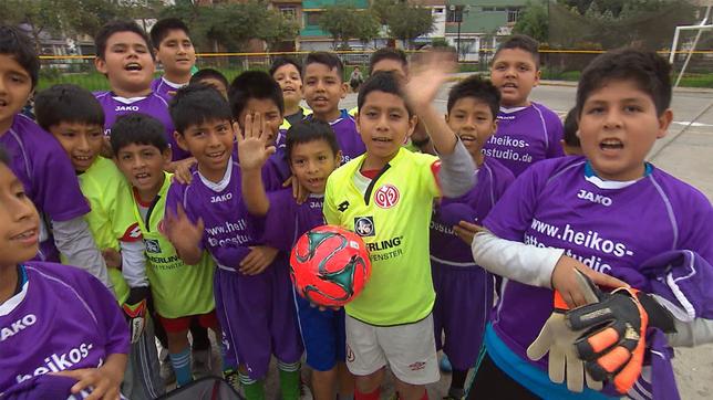 Peru: Dank der deutschen Spenden haben die Fußballkinder von La Vieja jetzt Trikots