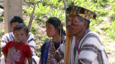 Peru: Die Ashanika in der Region Vraem im Amazonas Perus patrouillieren mit Macheten und Gewehren im Kampf gegen die Drogenmafia. 