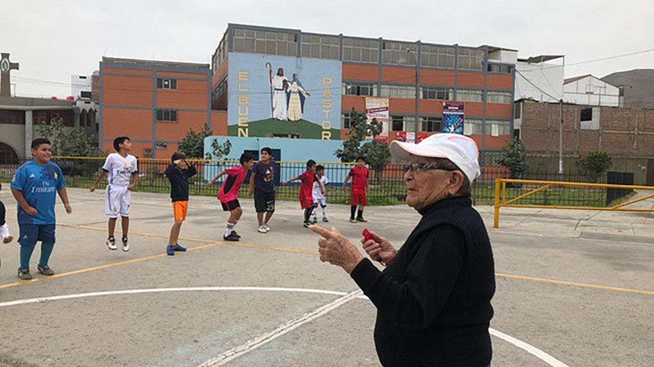 Seit 44 Jahren steht María Angélica Ramos auf dem Bolzplatz aus Beton im Viertel El Trebol in Peru.
