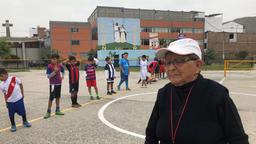 Die 92-Jährige trainiert den Fußballnachwuchs im América Mimi Sporting Club in Lima – ehrenamtlich und ohne einen Cent Gehalt. Sie wäscht die Trikots in ihrer winzigen 30-Quadratmeter-Wohnung.