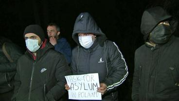 Flüchtling hält Schild in der Hand mit der Aufschrift: "I ask for asylum in Poland"