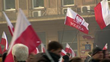 Demonstration mit polnischen Fahnen 