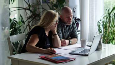 Bild: SWR Mann und Frau sitzen vor Laptop