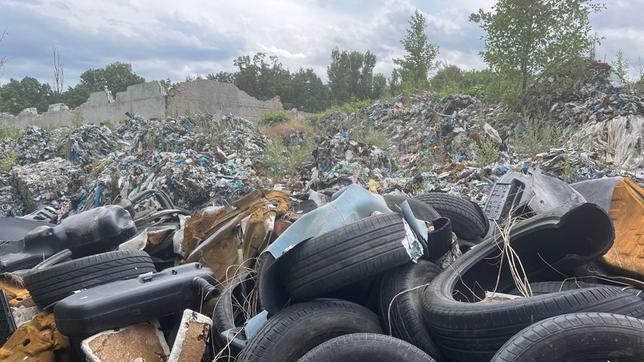 Polen: Seit fünf Jahren rottet dieser Müllberg vor sich hin, am Rande des Dorfes Sarbia in Polen, und verseucht den Boden.