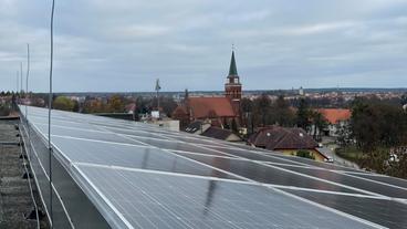 Polen: Solarpanels überall auf dem Dach des Plattenbaus in Szczytno.